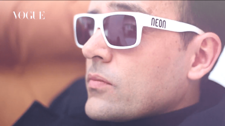 Risto Mejide (y sus gafas NEON) son parte de la #VogueRevolution y protagonizan este vídeo.&nbsp;Play!